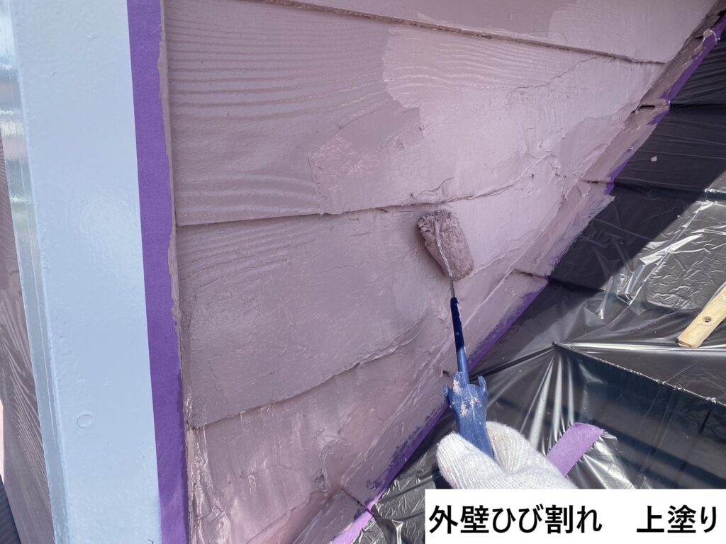 外壁のひび割れ部分の上塗りです。